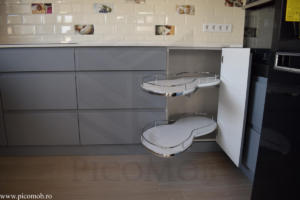 Bucatarie PicoMob mdf vopsit organizare in colt magic corner sistem tavi extractibile cu amortizare la inchidere