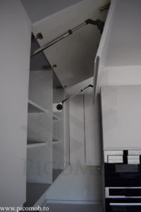 Bucatarie PicoMob sistem ridicare verticala a usilor mdf vopsit accesibilitate maxima blat cuart