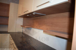Mobila bucatarie PicoMob MDF vopsit lucios crem RAL masa tip insula hota incorporabila complet siemens