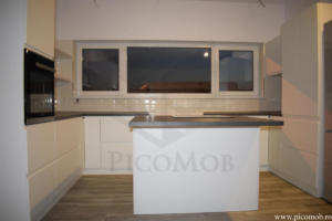 Mobila bucatarie open space PicoMob front MDF cu frezare maner vopsit alb RAL mat blat beton insula cuptor incorporabil