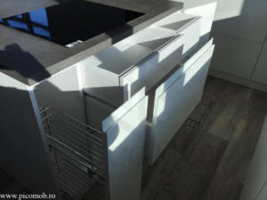 Mobila bucatarie open space PicoMob front MDF cu frezare maner vopsit alb RAL mat insula depozitare plita electrica electrolux tandem blum amortizare