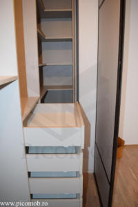 Mobila dormitor dressing walk in PicoMob usi glisante cu oglinda PAL sertare tandem amortizare blum