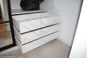 Mobila dressing dormitor PicoMob usi glisante cu oglinda a door hafele haine sertare tandem blum pentru lenjerie