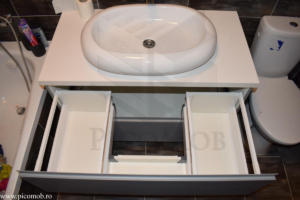 Mobila baie PicoMob corp pentru lavoar aplicat si baterie hansgrohe MDF vopsit cu frezare maner gri RAL sertar tandembox antaro alb sub chiuveta blum depozitare eficienta