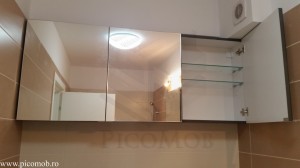 Mobila baie mica organizata oglinda utila bej capuccino culori minunate sticla polite asezate frumos mdf grafit sidefat lucios